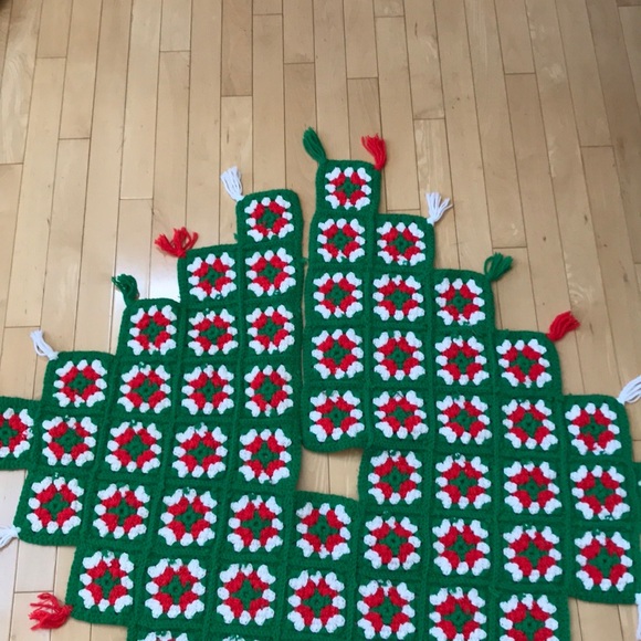 Vintage hand crocheted granny, square, Christmas tree skirt. - Picture 4 of 6